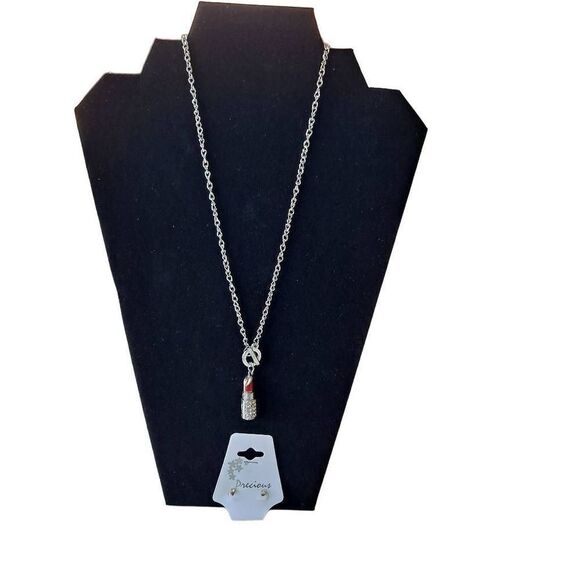 11 Adorable lipstick necklaces - Picture 1 of 6